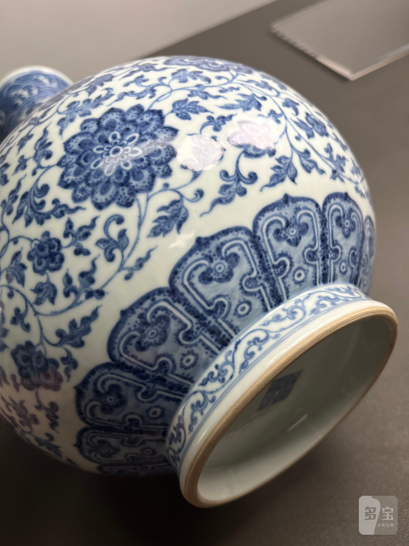 清乾隆  青花缠枝莲纹赏瓶 - 图25